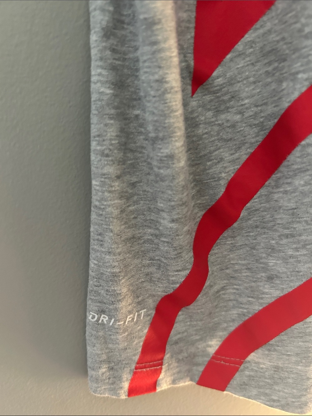 Nike - Youth Medium - Gray & Red Elite Basketball Graphic Tee - Picture 3 of 4